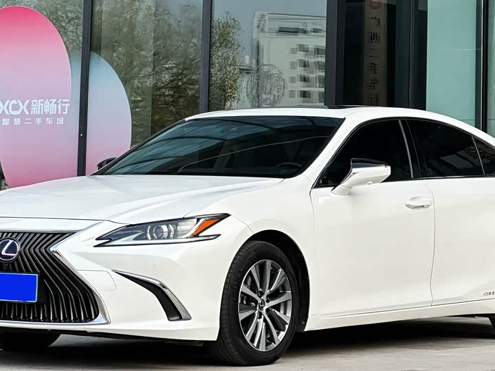 Фото 3 - Lexus ES