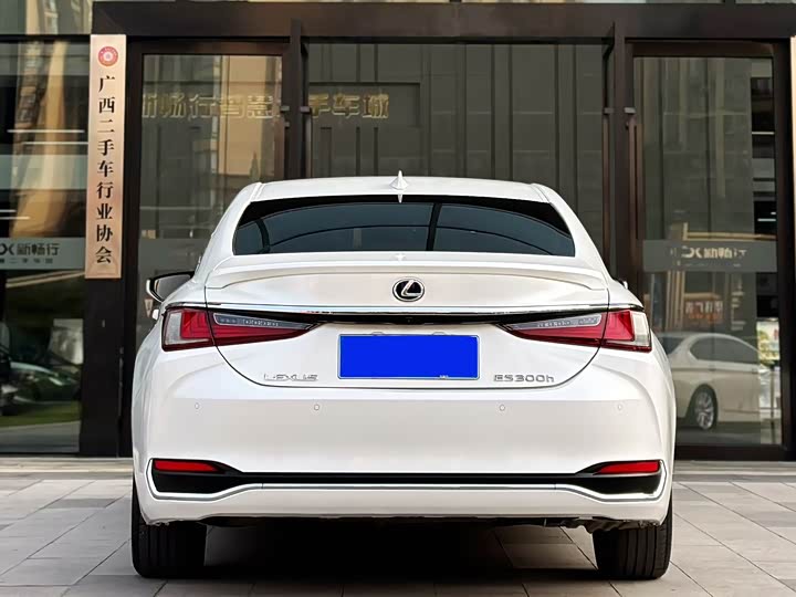 Фото 8 - Lexus ES