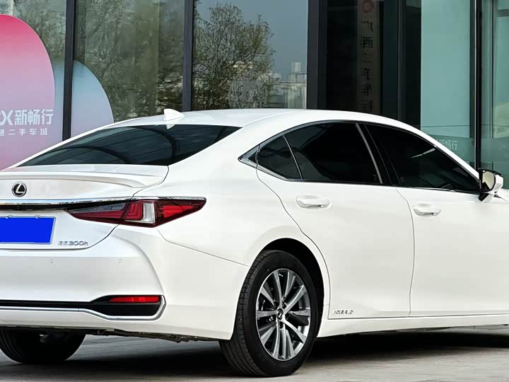 Фото 9 - Lexus ES