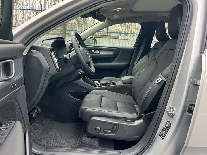 Фото 6 - Volvo XC40