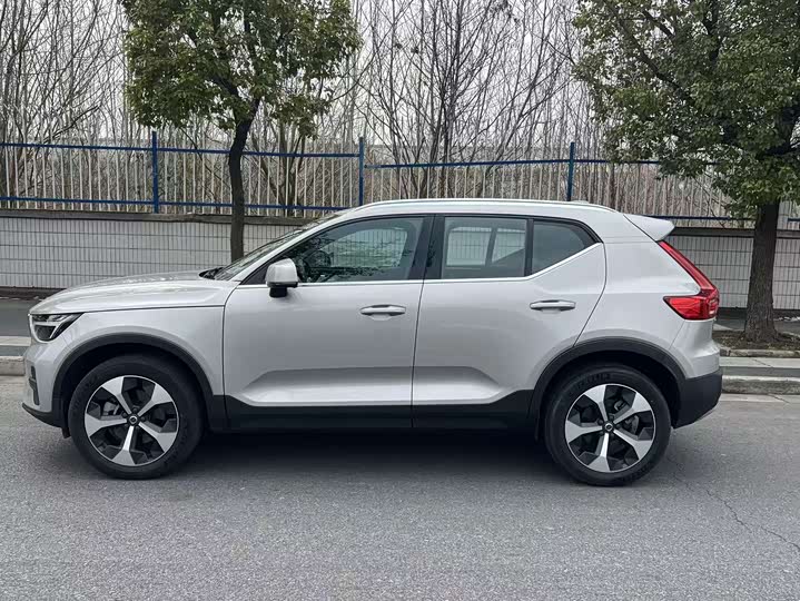 Фото 8 - Volvo XC40