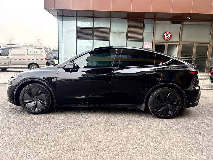 Photo 3 - Tesla Model Y