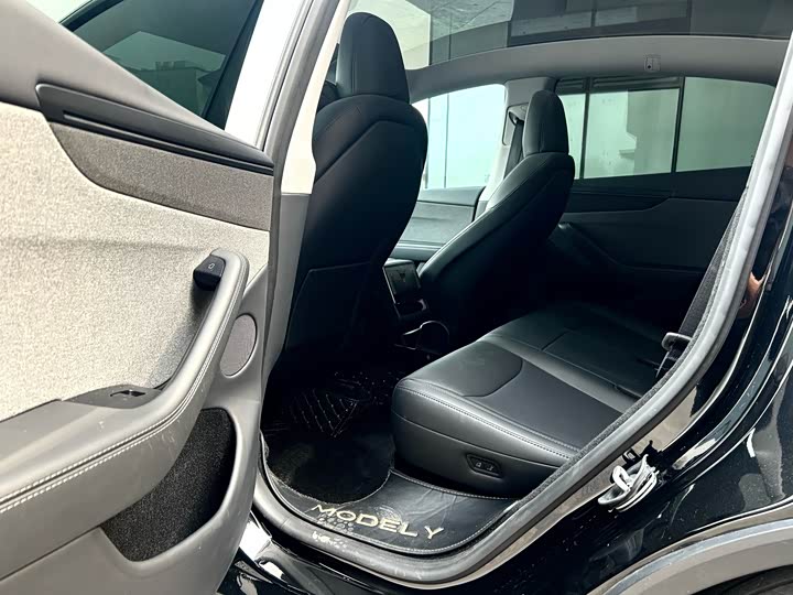 Photo 6 - Tesla Model Y