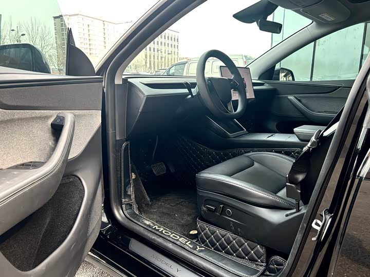 Photo 7 - Tesla Model Y