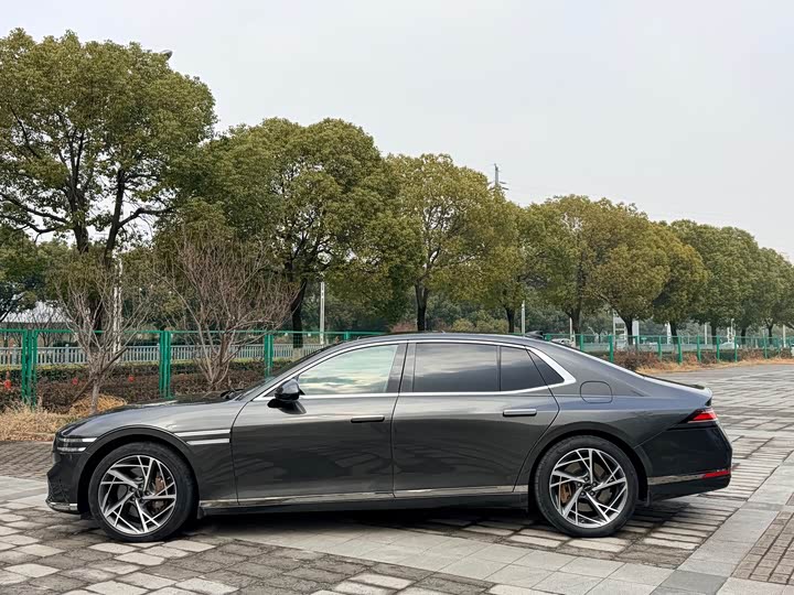 Photo 3 - Genesis G90