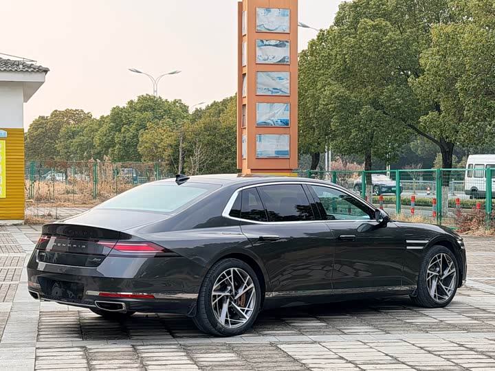 Photo 5 - Genesis G90