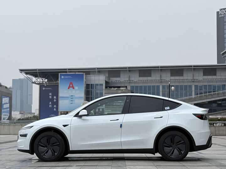 Photo 5 - Tesla Model Y