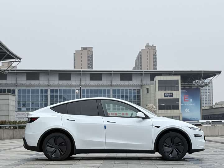 Photo 9 - Tesla Model Y