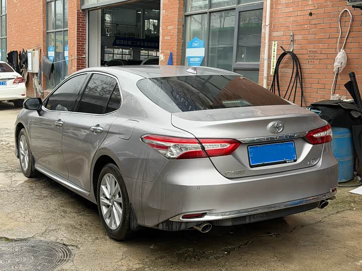 Фото 4 - Toyota Camry