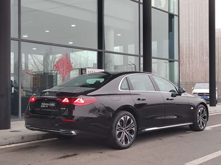 Фото 4 - Mercedes-Benz E-Class