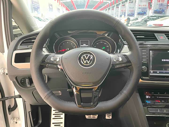 Фото 4 - Volkswagen Touran L