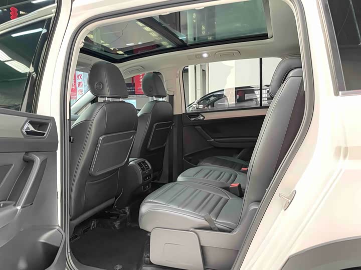 Фото 8 - Volkswagen Touran L