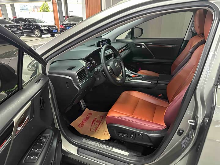 Фото 3 - Lexus RX