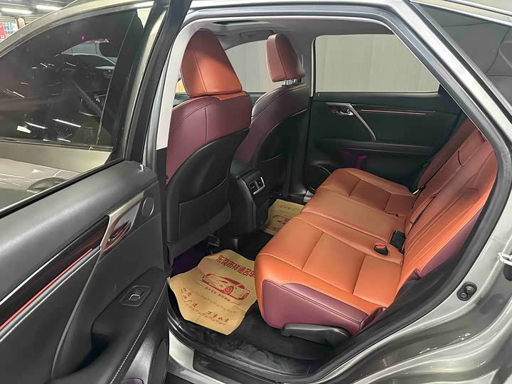 Фото 7 - Lexus RX