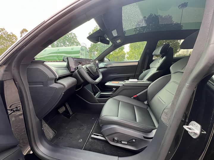 Photo 4 - Geely Jiyue 01