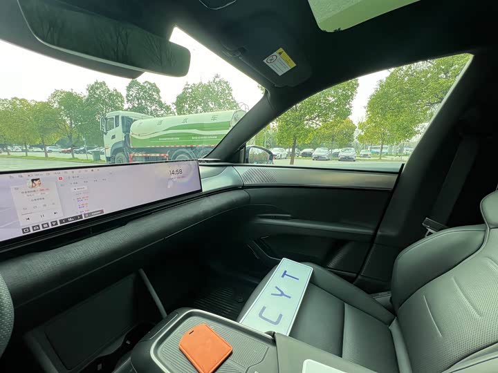 Photo 5 - Geely Jiyue 01