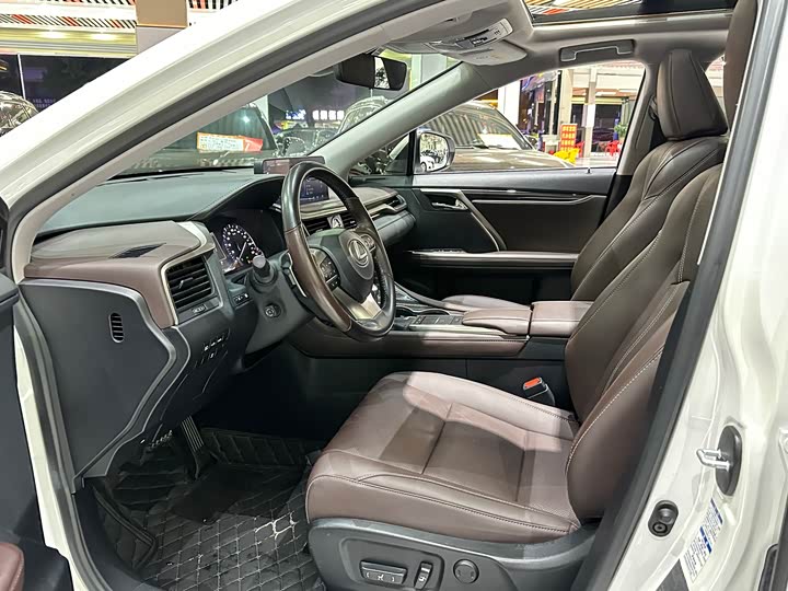 Фото 8 - Lexus RX