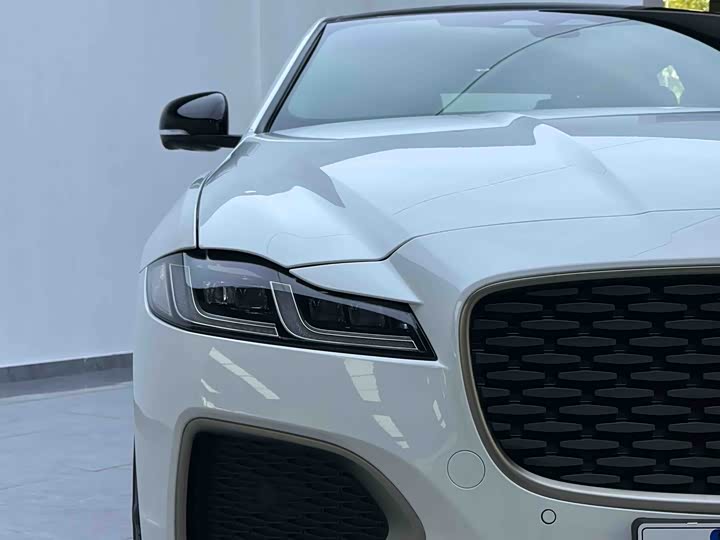 Photo 5 - Jaguar XF L