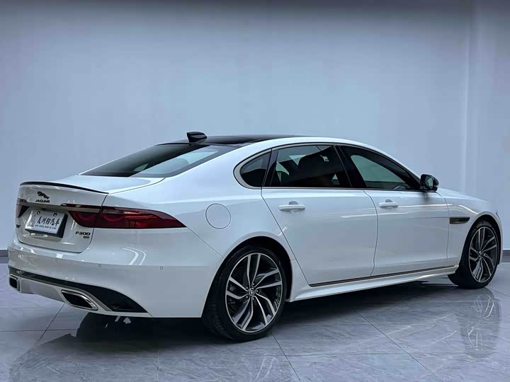 Photo 6 - Jaguar XF L
