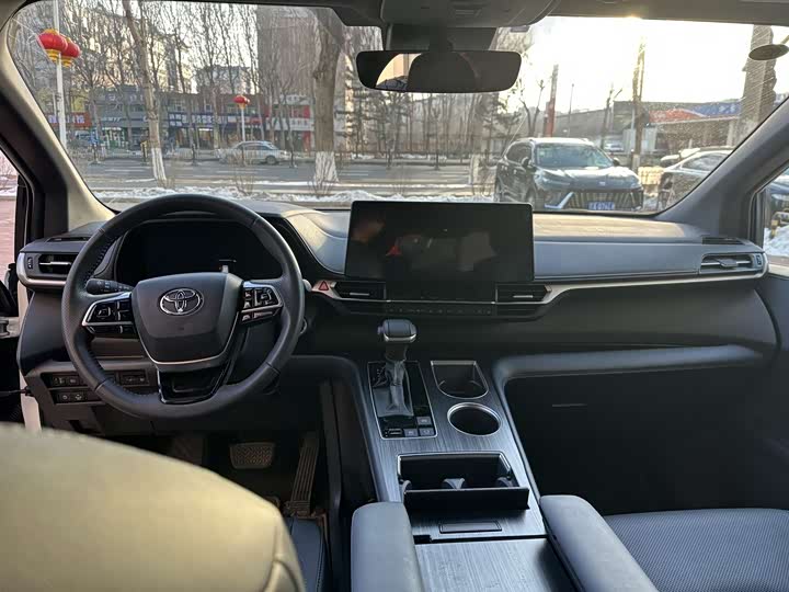 Фото 7 - Toyota Sienna