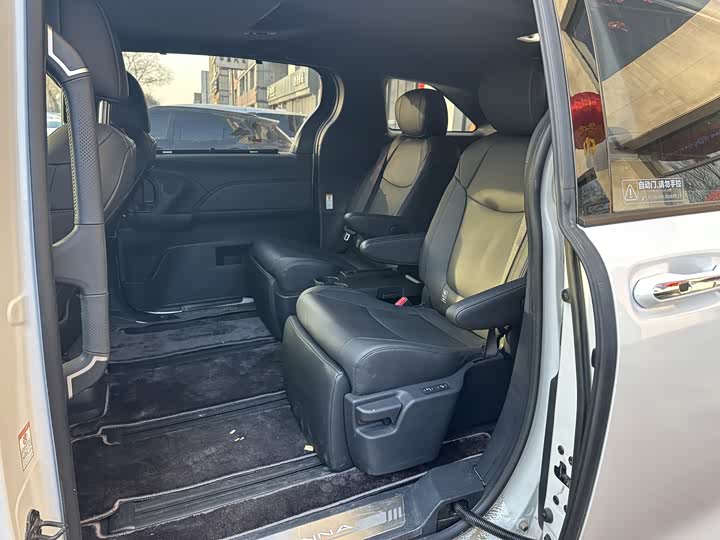 Фото 9 - Toyota Sienna