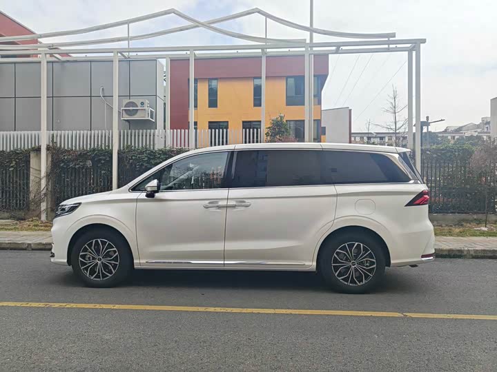 Фото 5 - Roewe iMax 8 EV