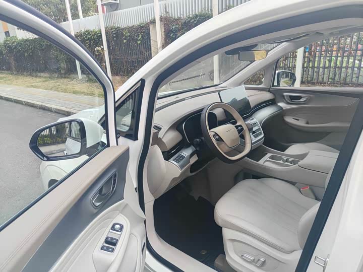 Фото 6 - Roewe iMax 8 EV