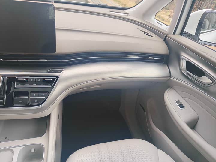 Фото 8 - Roewe iMax 8 EV