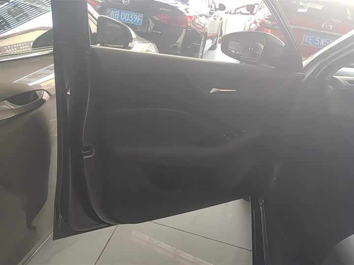 Фото 7 - Roewe i5