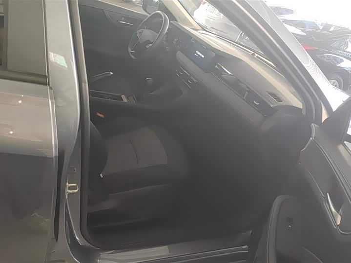 Фото 8 - Roewe i5