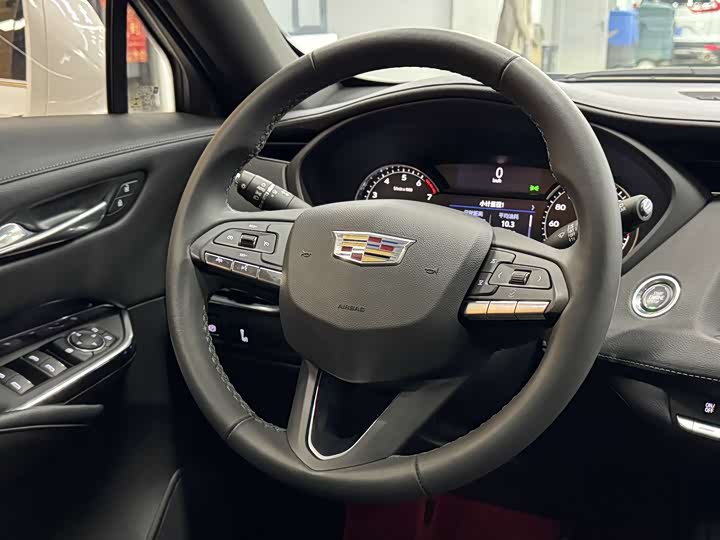 Фото 7 - Cadillac XT4