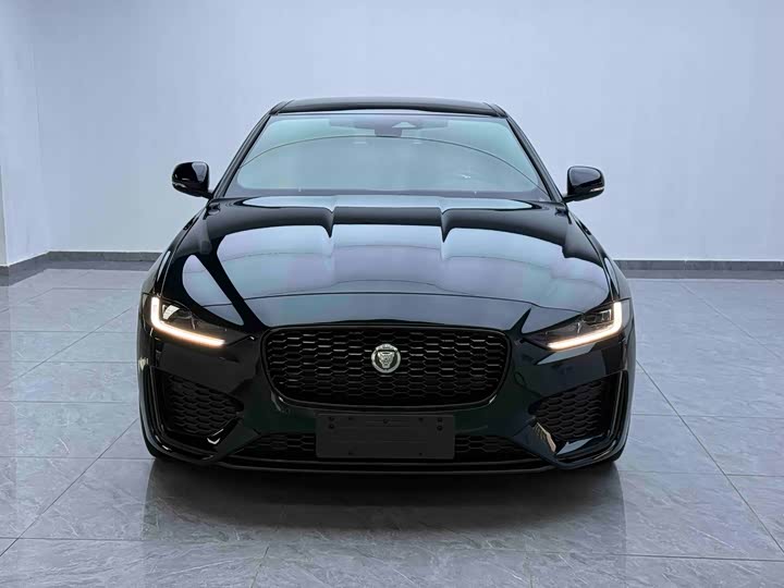 Фото 2 - Jaguar XE L