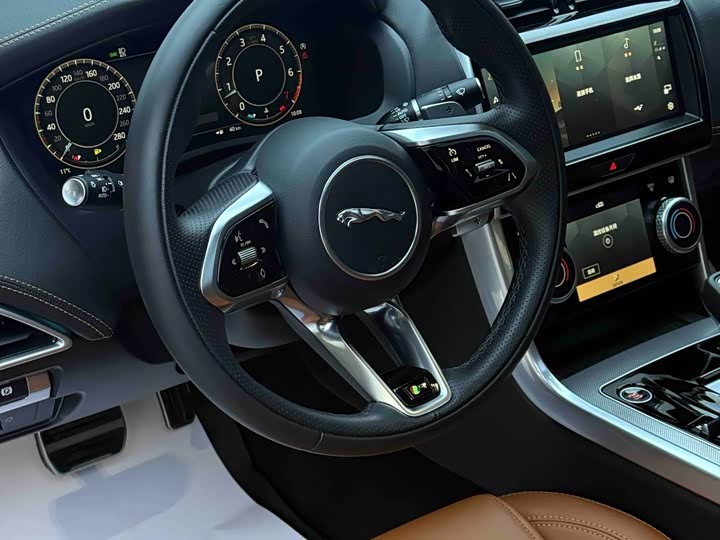 Фото 5 - Jaguar XE L