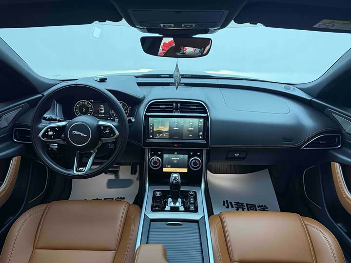 Фото 8 - Jaguar XE L