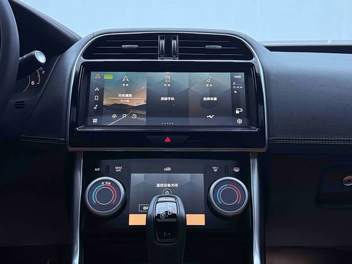 Фото 9 - Jaguar XE L