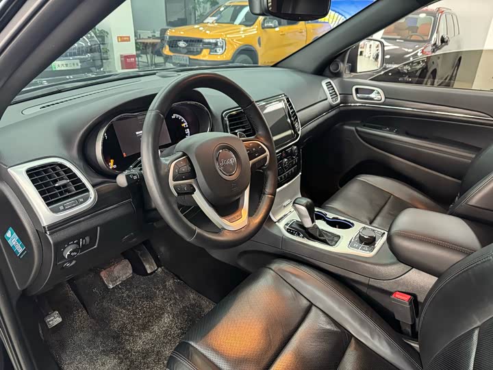 Фото 9 - Jeep Grand Cherokee