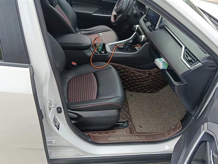 Фото 8 - Toyota RAV4 Hybrid