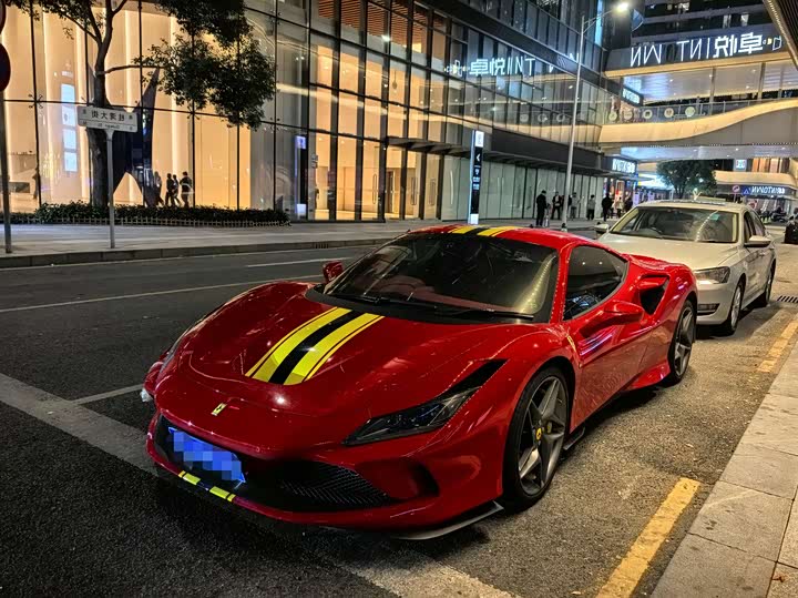 Photo 1 - Ferrari F8
