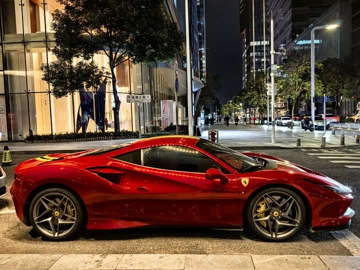 Photo 2 - Ferrari F8