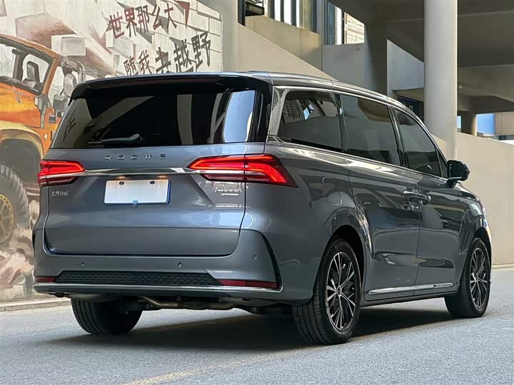 Фото 5 - Roewe iMax 8