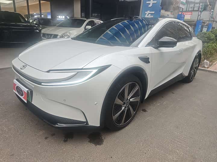 Фото 1 - Toyota bZ5