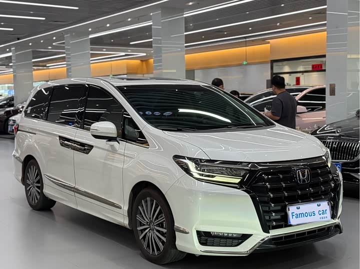 Фото 3 - Honda Elysion
