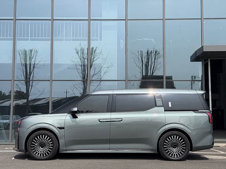 Фото 3 - Zeekr 009