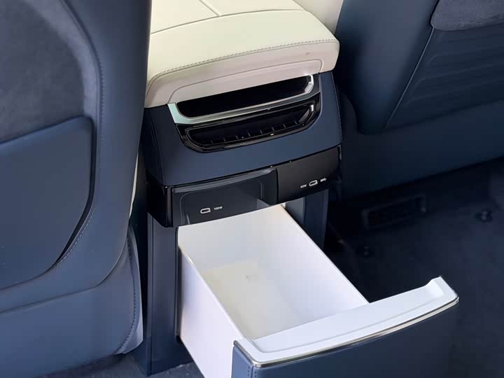 Фото 9 - Zeekr 009