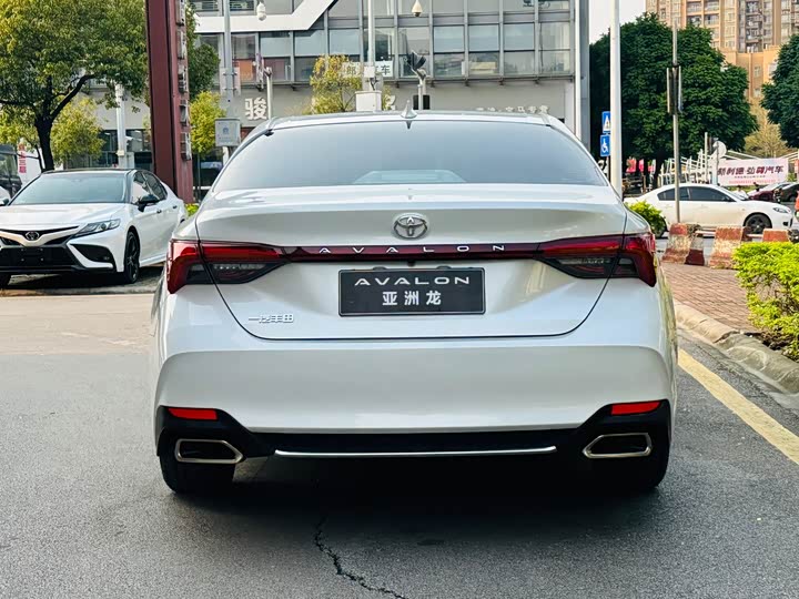 Фото 8 - Toyota Avalon