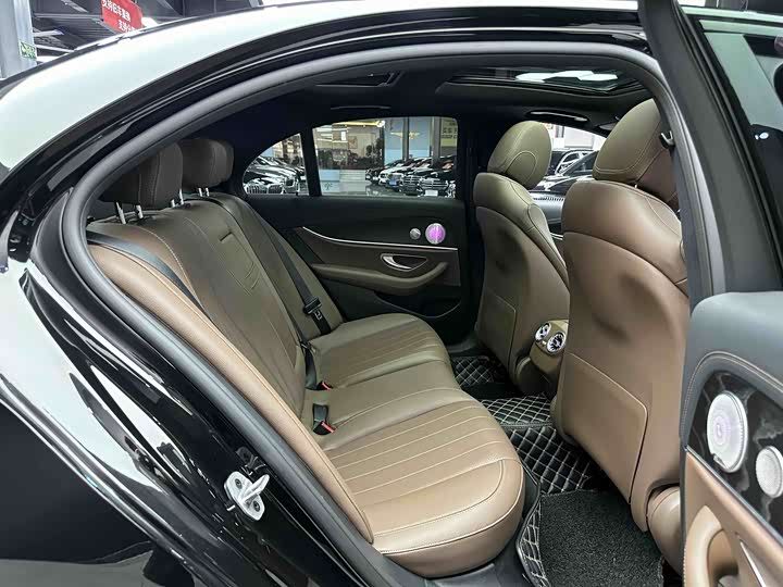 Фото 3 - Mercedes-Benz E-Class