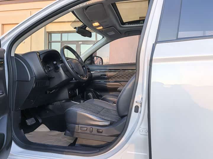 Фото 6 - Mitsubishi Outlander