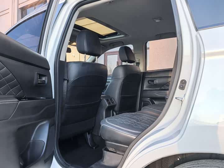 Фото 8 - Mitsubishi Outlander