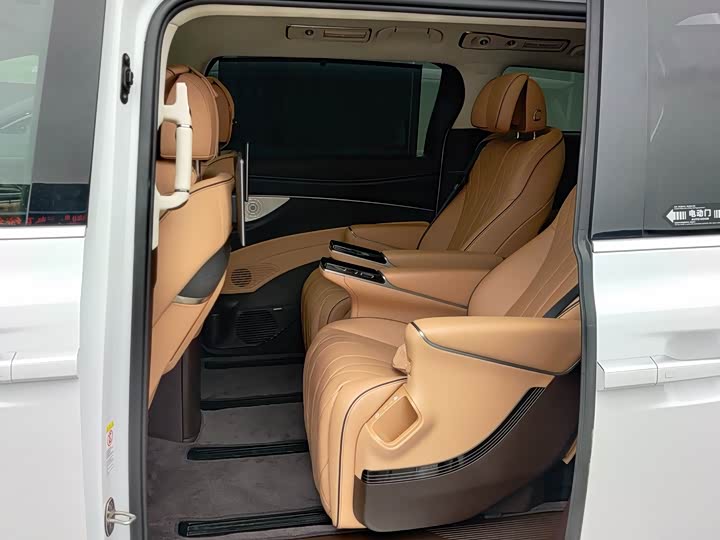 Фото 7 - Denza D9