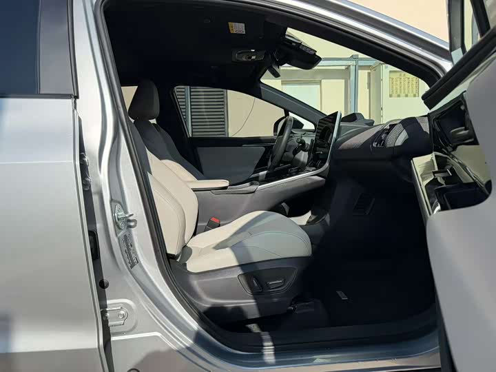 Photo 6 - Toyota bZ4X